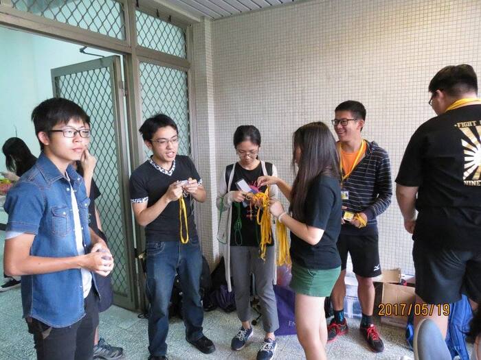 工作人員發放物品