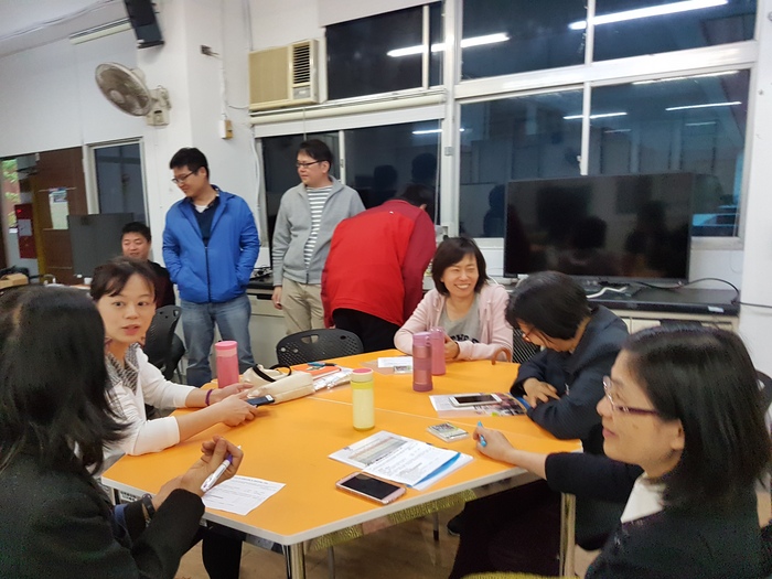 本院教師圍桌進行討論