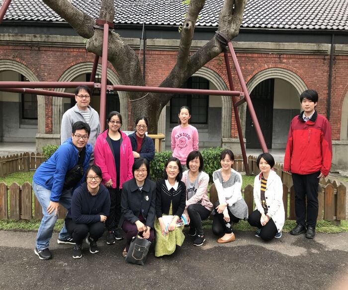 全體參與者於戶外大樹前進行合照