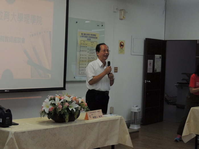 院長於台前進行致詞