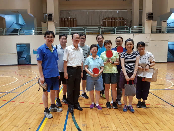 全體選手與院長於場上一同合照
