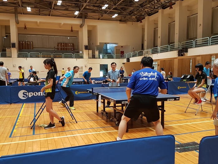 兩位選手於比賽場上交手