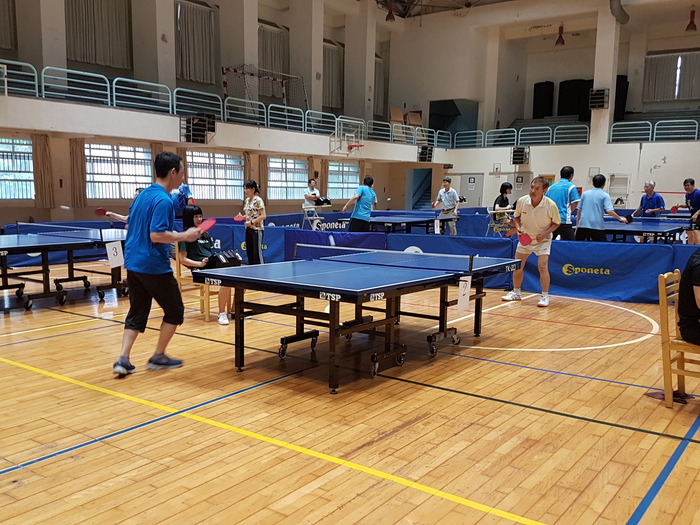 一位選手正在發球，另一位選手等待球來