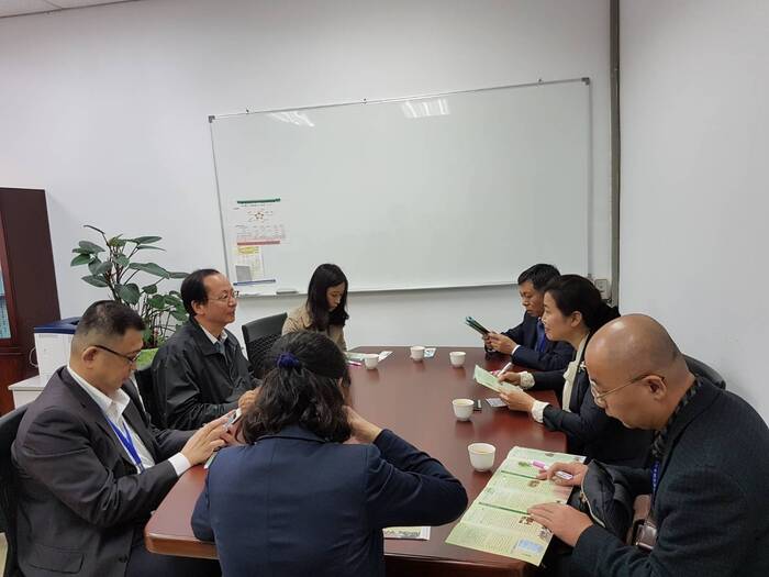 兩方人員圍桌互相交流對談