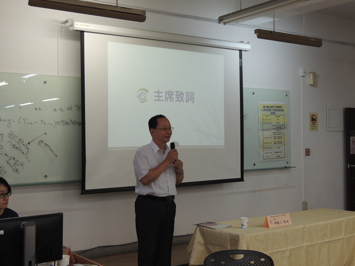 院長主席於台前致詞