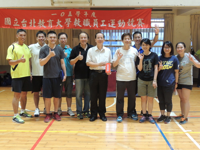 參與選手與院長一同於場邊合照