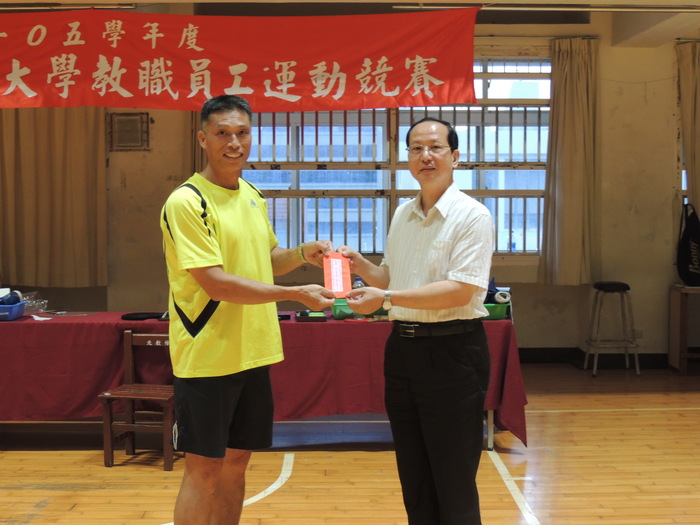 院長頒獎給選手