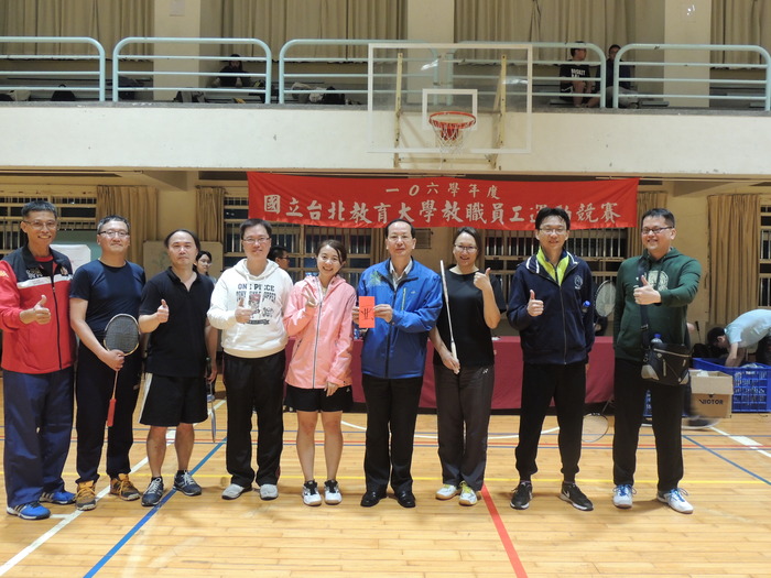 院長與選手於場邊一同合照