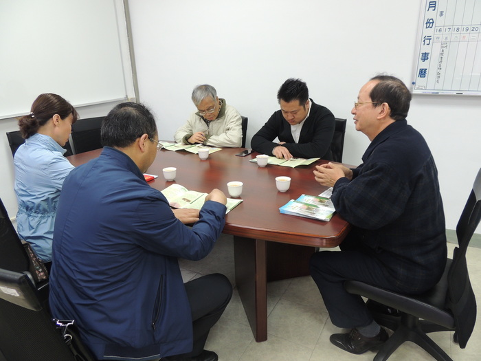 兩方人員圍桌互相交流對談