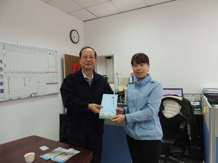 院長贈送紀念品給對方